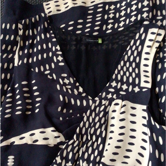 Beautiful Leifsdottir silk dress- size 4, worn once- bought at Anthropologie - Picture 5 of 9